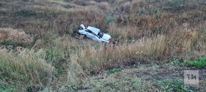 Легковушка вылетела в кювет на трассе в Татарстане – пассажир погиб, а водитель скрылся