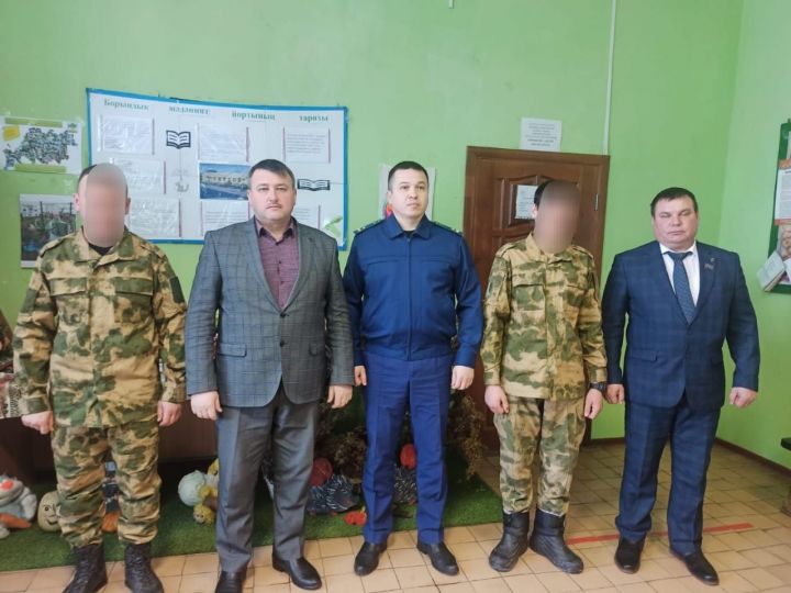 Егетләр хәрби хезмәттән ялга кайткан