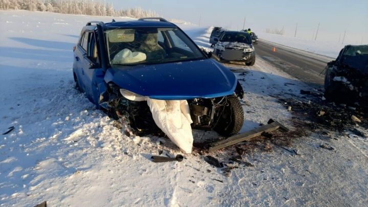 Две девушки-подростка погибли в лобовом столкновении легковушек на трассе в Татарстане