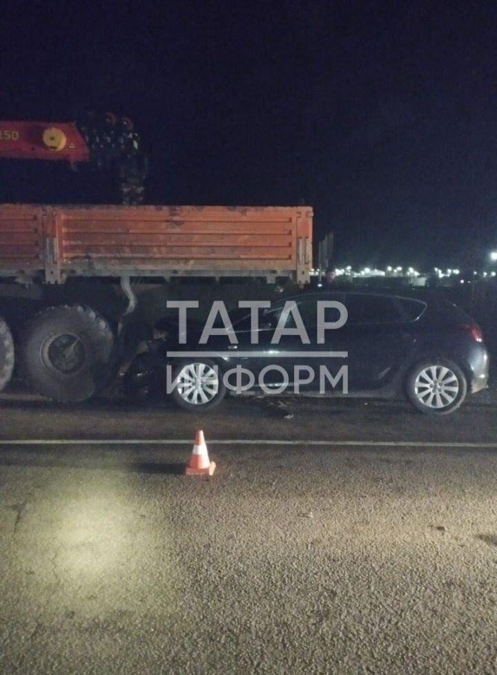 В Татарстане легковушка влетела под кран-манипулятор, есть пострадавший