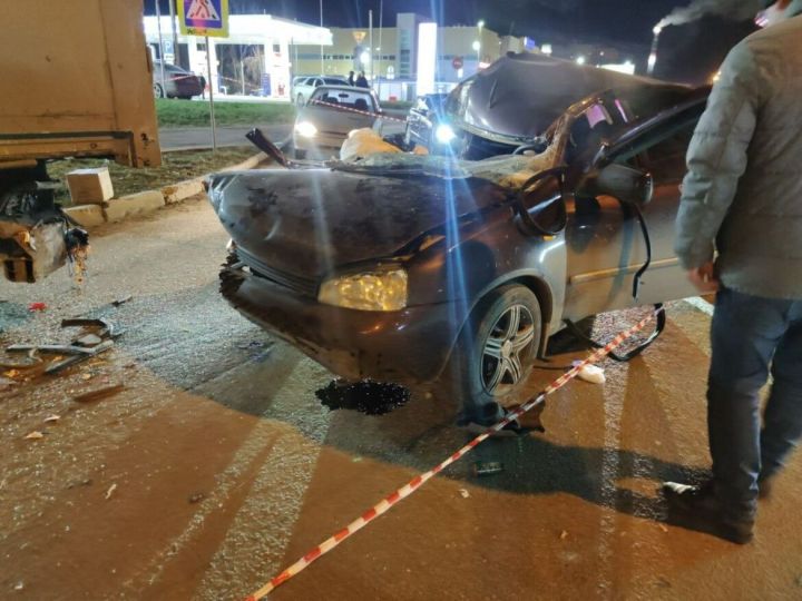В Казани «Лада» влетела в припаркованную фуру, пассажирка погибла на месте