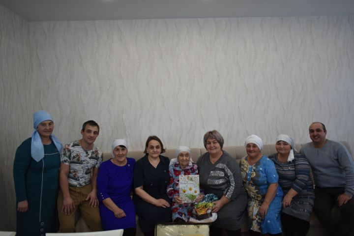 Кече Кайбычның ак әбисе 90 яшьлек юбилеен каршы алды