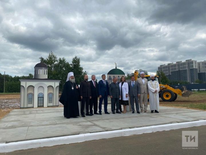 Раис Татарстана дал старт строительству мечети и храма на территории ДРКБ