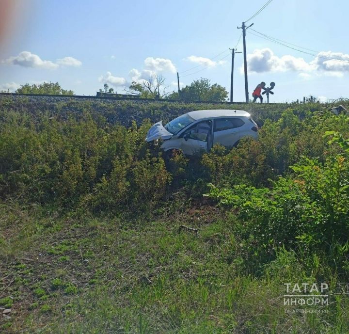 В Татарстане поезд снес легковушку с железнодорожных путей