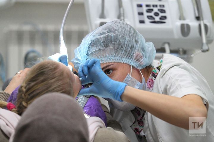 Детский стоматолог объяснила татарстанцам, как сладкая газировка портит эмаль зубов