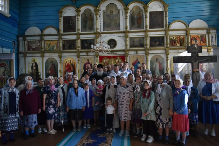 Митрополит Казанский и Татарстанский Кирилл провел божественное богослужение в Успенском храме Кайбицкого района