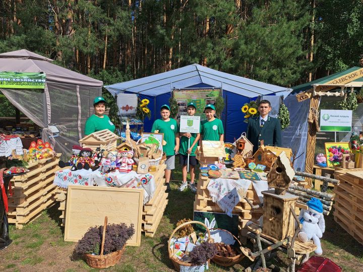 Школьники из Берлибаш — участники слета «Лес в народных традициях»