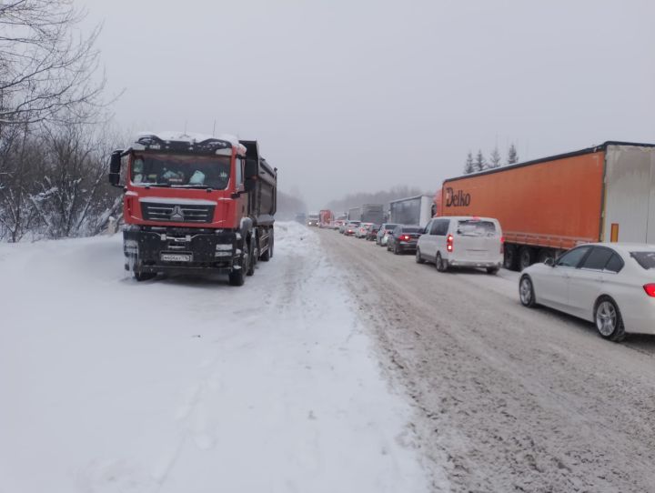 На трассах М5 и М12 из-за непогоды временно ограничено движение любого транспорта