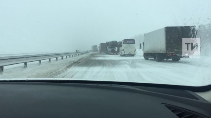 На трассе М12 вызволили автомобили из снежного плена
