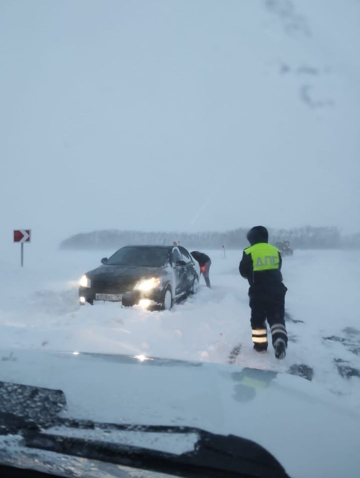 Сотрудники Кайбицкого ОГИБДД помогают водителям, застрявшим в снежном плену