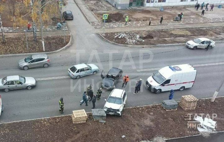 Двое человек, в том числе подросток, пострадали в столкновении легковушек в Нижнекамске