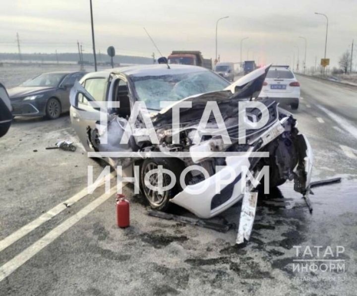 Легковушка столкнулась с трактором в Татарстане, пассажир получил тяжелые травмы