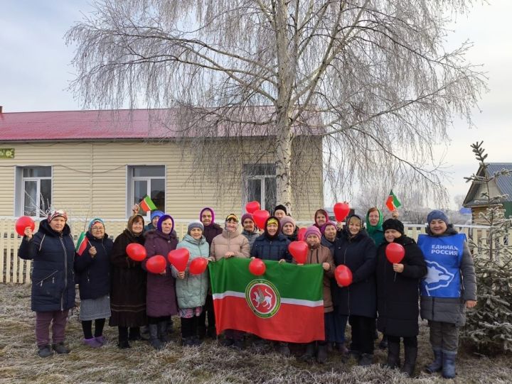 В Малых Мемях отметили День государственного флага РТ