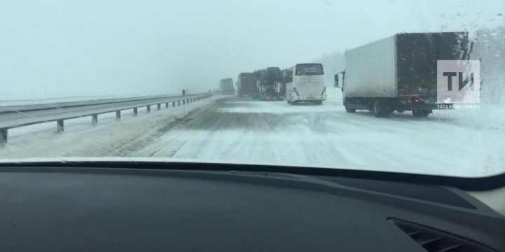 В Татарстане сотрудники ГАИ помогли автомобилисту, застрявшему в снегу в сильную метель