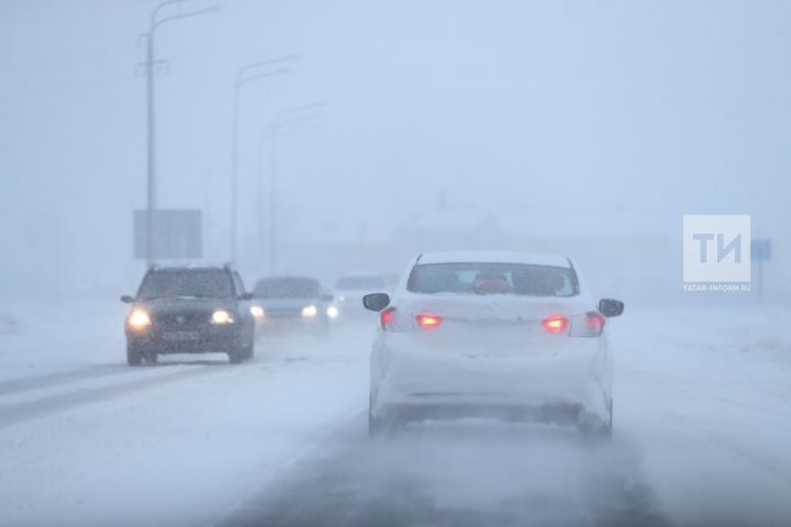 Автоинспекторы напомнили татарстанским водителям и пешеходам об осторожности в метель