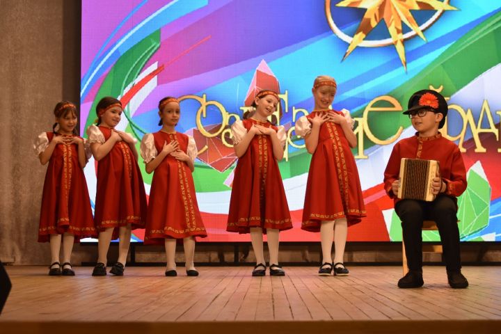 Юные танцоры, вокалисты и конферансье выступили на районном этапе фестиваля эстрадного искусства «Созвездие – Йолдызлык»
