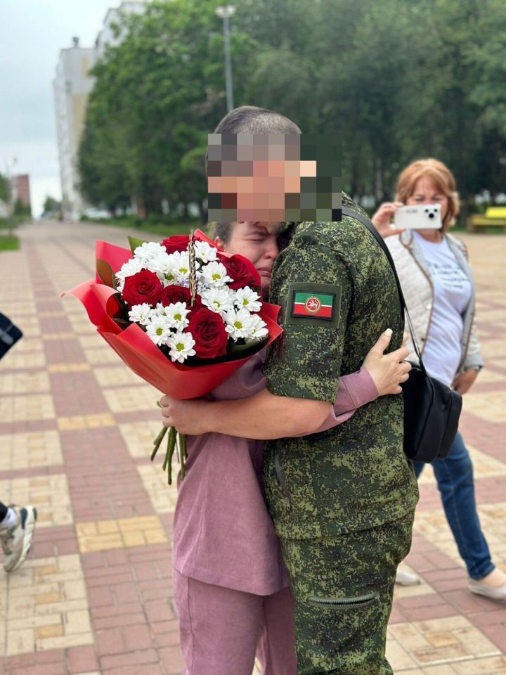 Боец СВО пришел «неожиданно» в отпуск и позвал невесту замуж