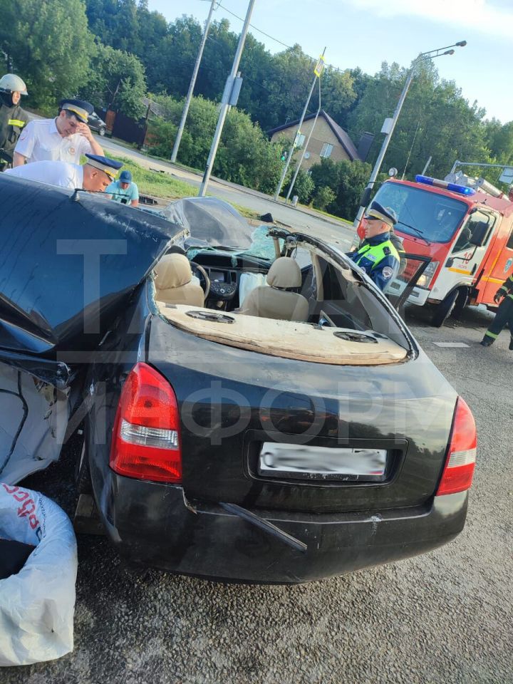 В Казани легковушка на большой скорости влетела под фуру, пострадали два человека