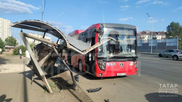 На Горьковском шоссе в Казани автобус протаранил остановку