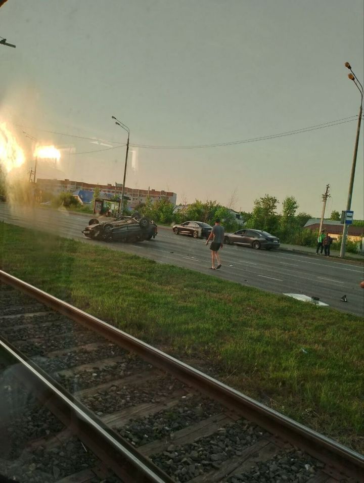 Автомобиль перевернулся на крышу после ДТП в Советском районе Казани