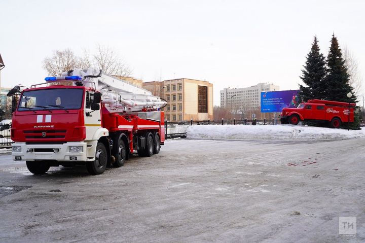 В Бугульме пожарные спасли бабушку из квартиры, где горел диван
