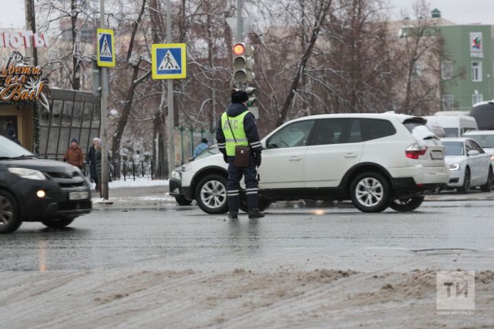 Автомобилистам Казани напомнили главные правила езды при снежной каше на дорогах