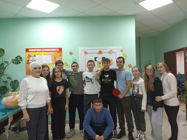 Библиотекарь сельской библиотеки совместно с завклубом в Берлибашском сельском клубе организовали осенний бал для молодежи