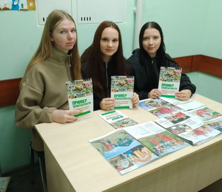 В Багаевской сельской библиотеке библиотекарь Татьяна Дмитриева провела познавательный час на тему «Толерантное отношение к людям с инвалидностью»