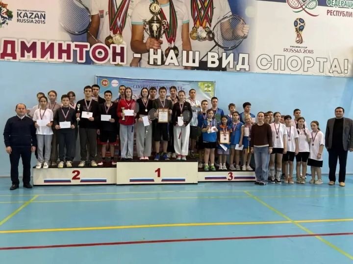 Кубок главы района в упорной борьбе завоевала команда бадминтонистов Бурундуковской школы