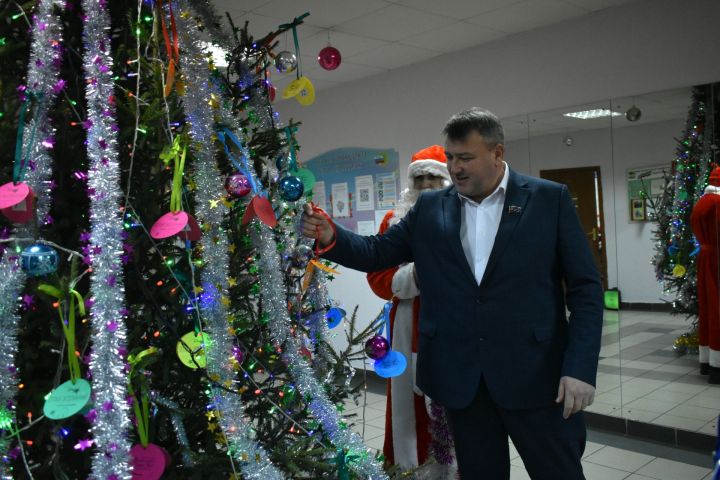В Кайбицах зажглись огни «Ёлки желаний»: время становиться волшебниками