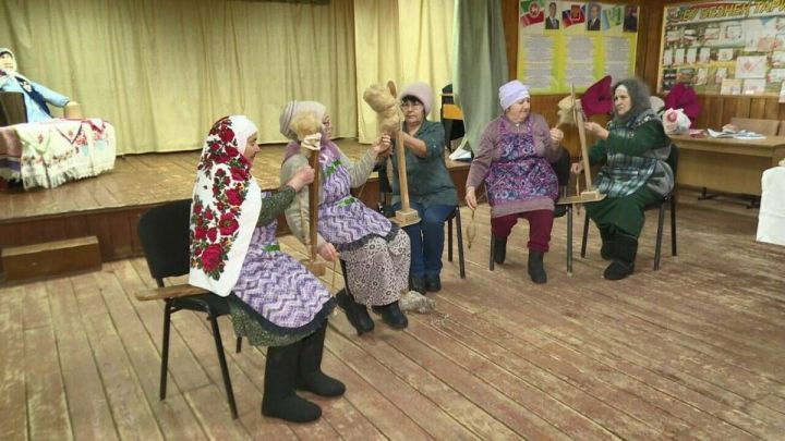 Бабушки из глубинки Татарстана вяжут носки для военных при помощи прялки и веретена