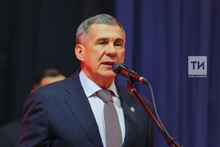Минниханов поздравил татарстанцев с Днем государственного герба РТ