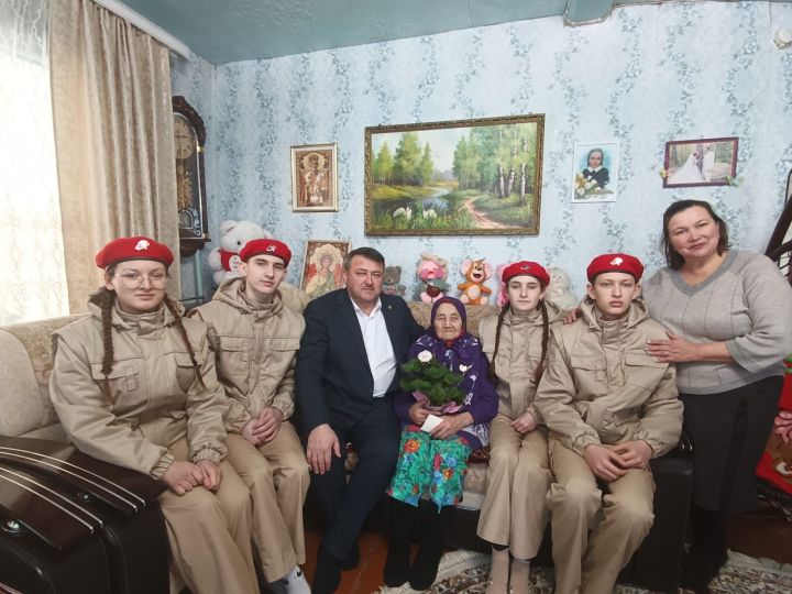 Кайбыч район башлыгы Хуҗа Хәсәндә тыл хезмәтчәннәренә медальләр тапшырды