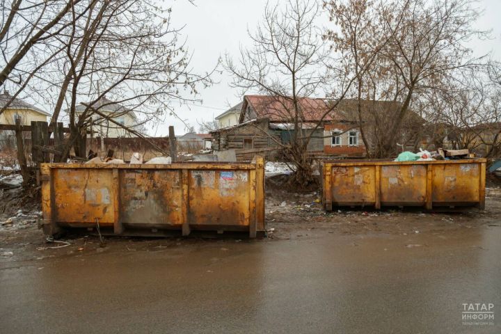 Общественник объяснил, куда жаловаться на переполненный мусорный бак во дворе