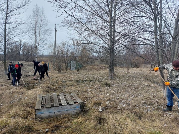 Сегодня, в первый день после каникул, в Хозесановской средней школе состоялся общешкольный субботник