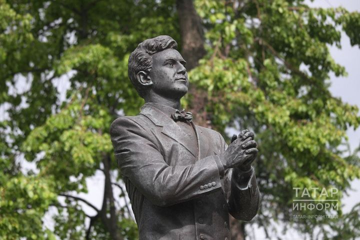 Татар дәүләт филармониясе бакчасында Рәшит Ваһапов һәйкәленә чәчәкләр салдылар