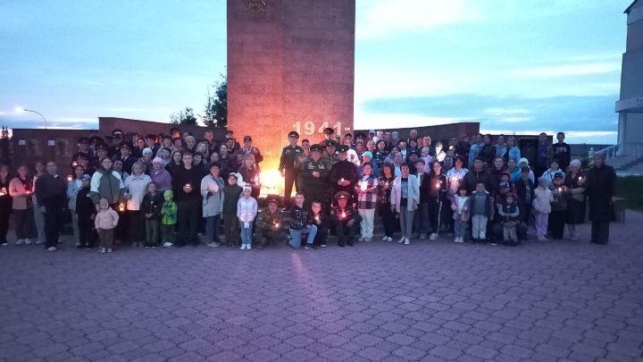 По случаю Дня памяти и скорби 21 июня в мемориальном комплексе Больших Кайбицах состоялась акция «Свеча памяти»