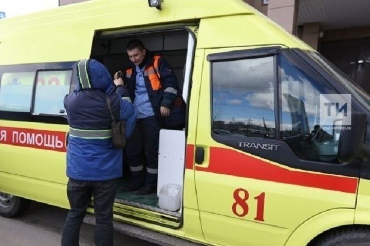 Легковушка на скорости влетела в столб на трассе в РТ, беременная пассажирка погибла