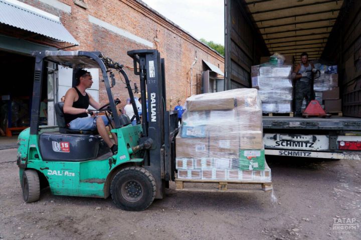 К началу учебного года Татарстан отправил 140 тонн гуманитарной помощи в подшефные города