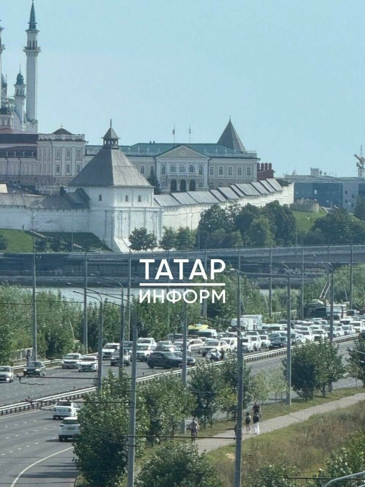В Казани на Кировской дамбе в сторону центра произошло ДТП с участием такси и автомобиля «Лада Калина»