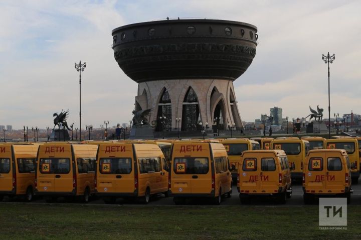Рустам Минниханов вручил ключи от новых автобусов школам 20 районов Татарстана