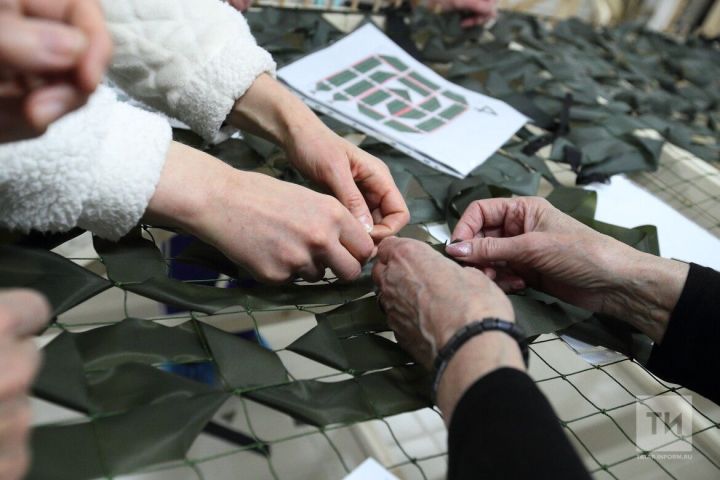 Сети для маскировки и ловушек: альметьевские волонтеры три года помогают фронту