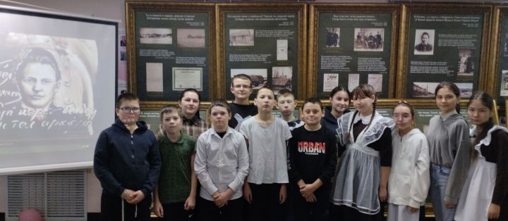 Ученики Чутеевской школы побывали на передвижной выставке Национального музея РТ «Я устремляюсь в вечность: Габдулла Тукай и его наследие»