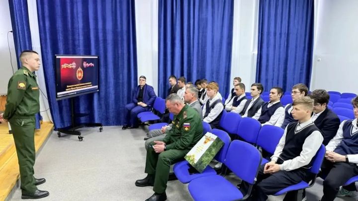В Фёдоровской школе прошла встреча старшеклассников с представителями танкового училища