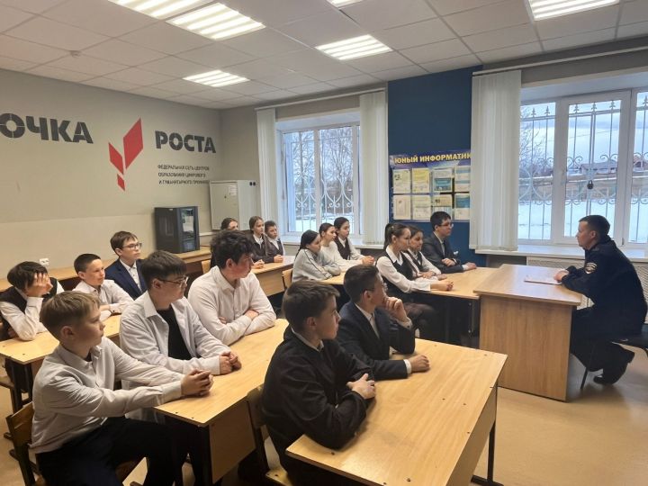 Участковый полицейский провел беседу со школьниками Хозесановской школы, чтобы напомнить им о правилах безопасности