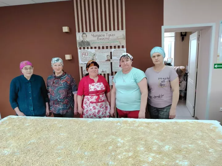 В Кушкульском клубе прошла трогательная и важная акция — изготовление домашней лапши для отправки военнослужащим в зону СВО