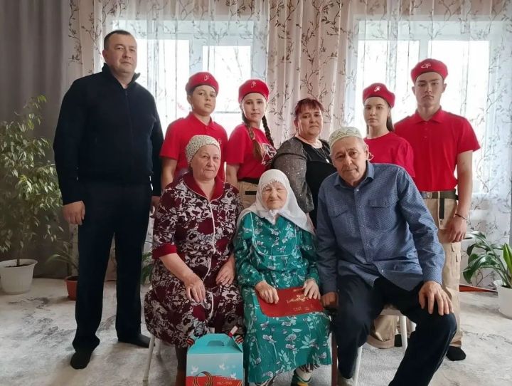 95-летнюю жительницу Чутеева поздравили с наступающим Днем Победы