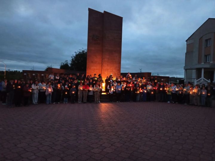 По случаю Дня памяти и скорби 21 июня у мемориального комплекса в селе Большие Кайбицы зажглись свечи в память о павших героях