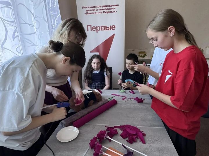 В Кайбицком районе участники КЦСОН «Омет» изготовили гвоздики ко Дню памяти и скорби