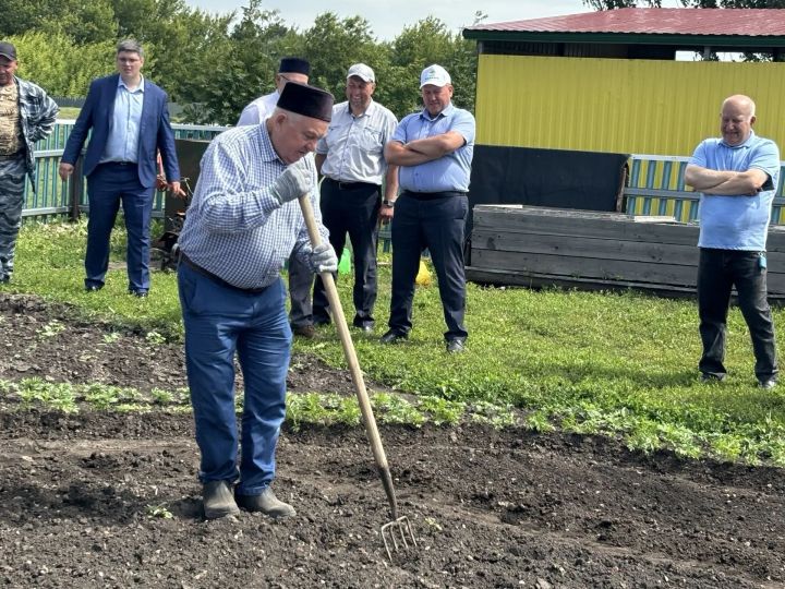 В Федоровской школе кандидат сельхознаук провел мастер-класс по посадке овощей